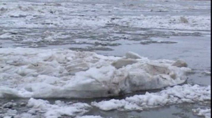 Blocuri mari de gheaţă au avariat mai multe pontoane în Portul Tulcea - Video